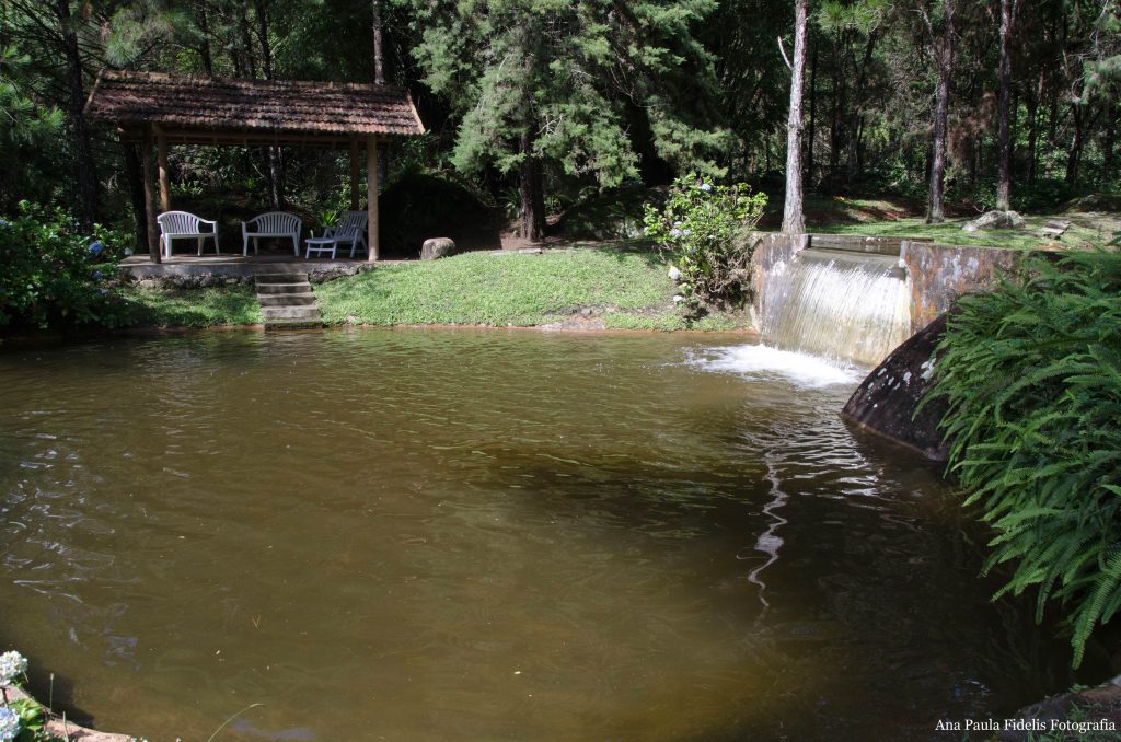 Villa-São-Romão-piscina-natural-chuva