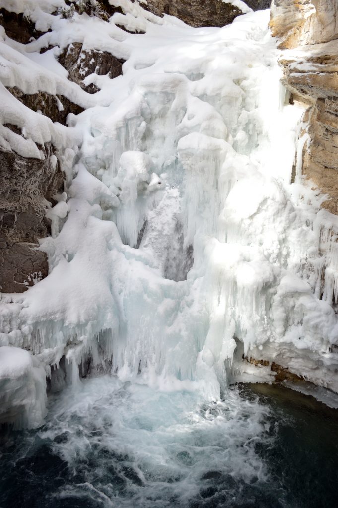 Canadá-cachoeira-parcialmente-congelada